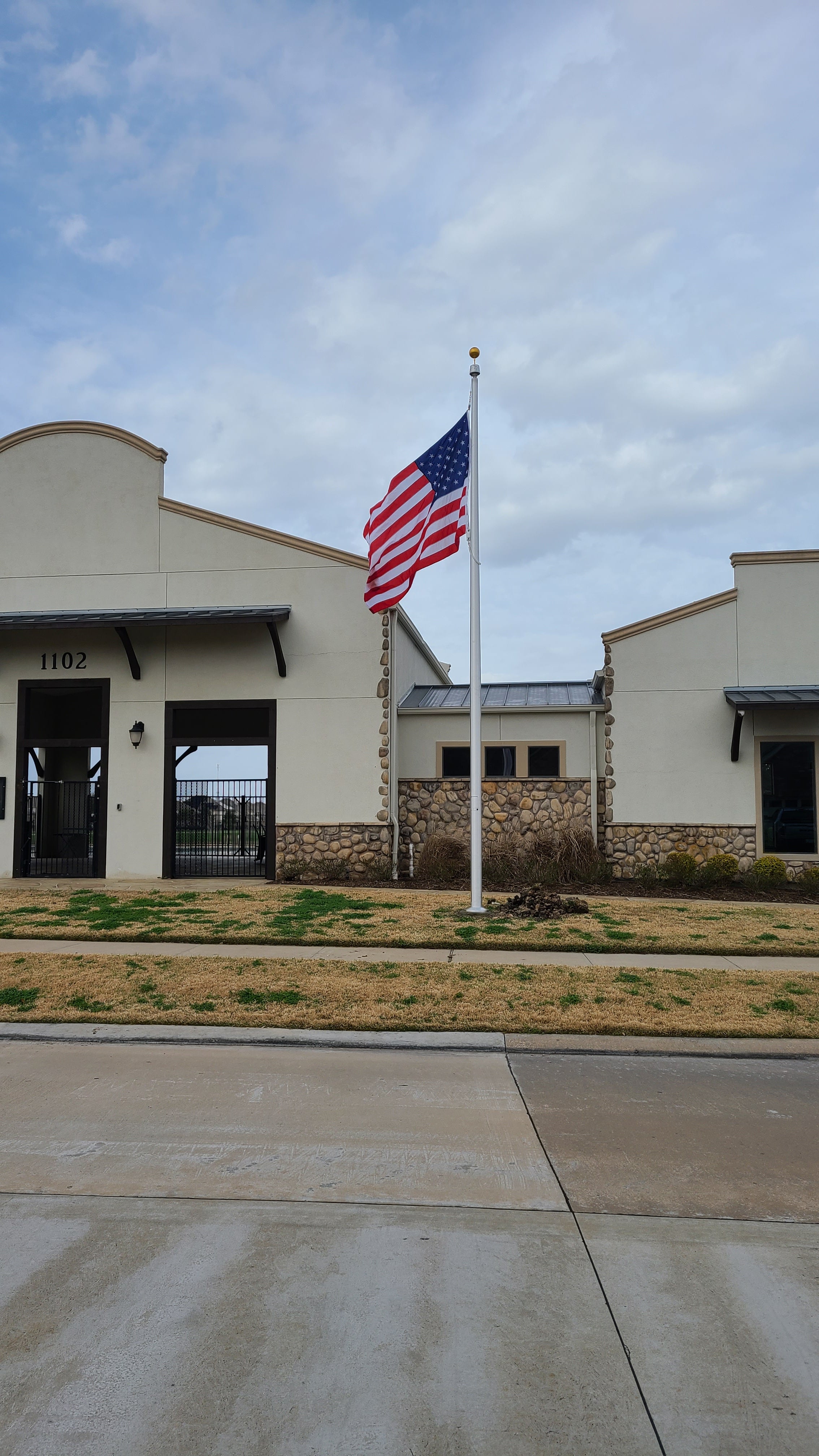 One-Piece Tapered Aluminum Commercial Flagpole – 25' x 5'' x .125'' – Windloading at 136 MPH unflagged.