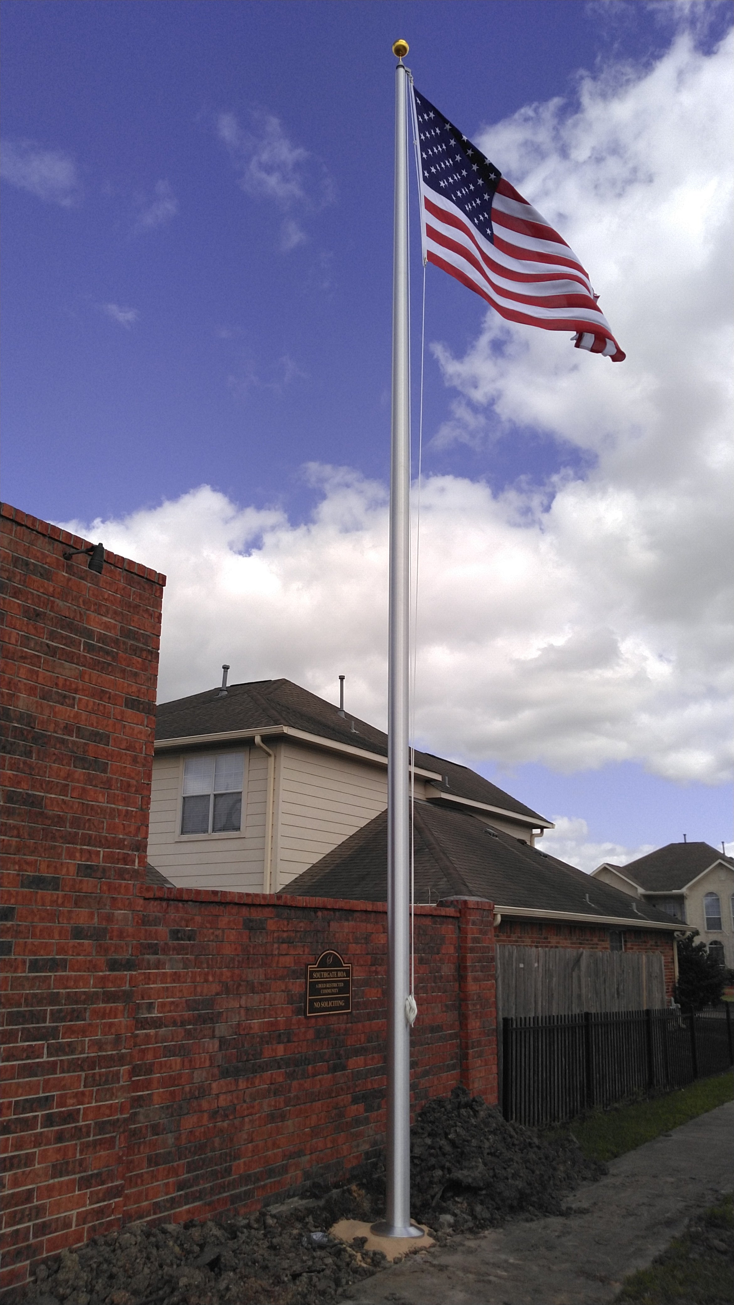 30' satin finish. External Rope. Flying 5'x8' U.S. flag.