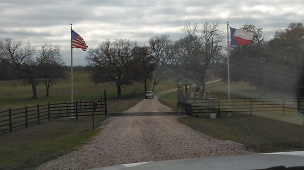 30' satin finish. External rope. Flying 6'x10' flags. 