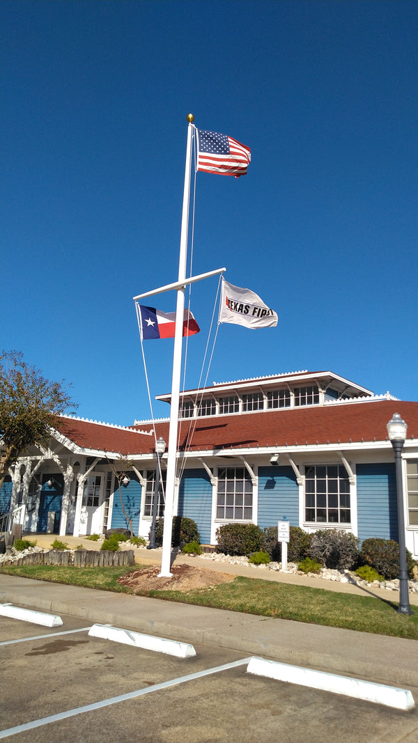 35'x7" White Powdeercoated. 5'x8' flags.