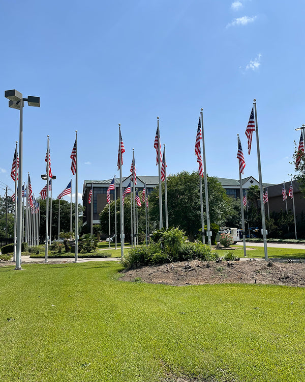 25' satin finish. Flying 4'x6' flags.